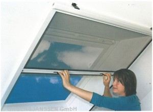 Rollo-Dachfenstersystem für Insektenschutz von den Schattenmachern aus Osterholz-Scharmbeck bei Bremen